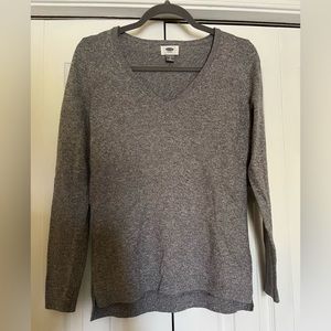 NWOT Women’s Old Navy gray v-neck sweater (size S)